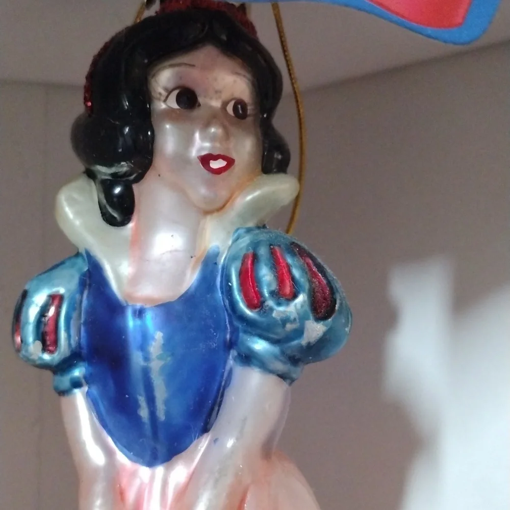 Vintage 2000 Santa's Best Disney's‎ Snow White European Style Glass Ornament